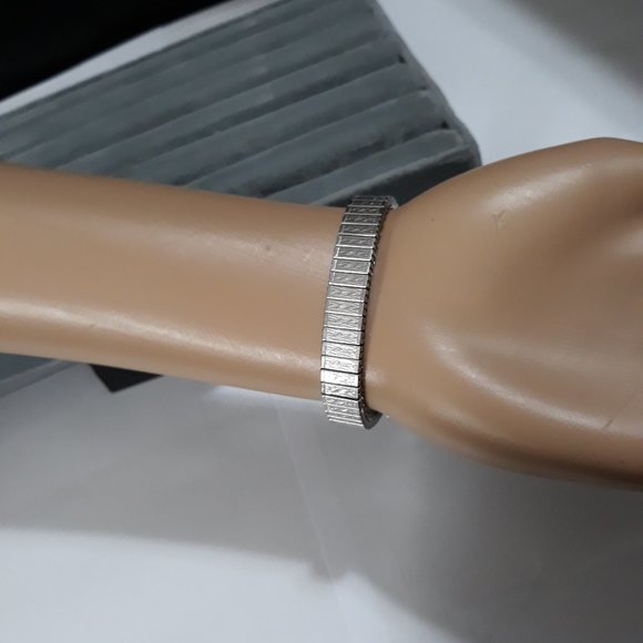 GUESS watch Silver Face Genuine Face 1 2/8" X 1" - Picture 4 of 4